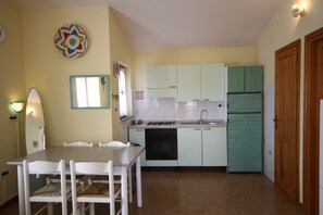 Apartamento standard, 1 quarto | Cozinha privada | Geladeira grande, fogão, talheres/pratos/utensílios de cozinha