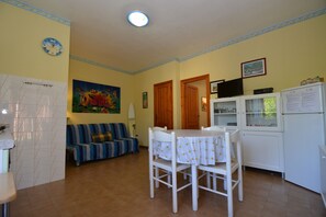 Standard-Apartment, 1 Schlafzimmer, Erdgeschoss | Wohnbereich | Fernseher