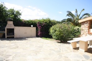 Courtyard view - Casa Nadia (San Teodoro)