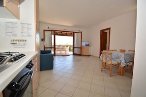 Departamento, 2 habitaciones, vista al mar, planta baja | Cocina privada | Refrigerador con congelador, horno y utensilios de cocina