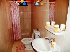 Dusch, gratis toalettartiklar, hårtork och handdukar