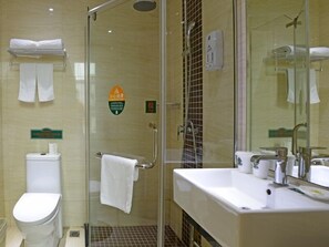 Dusche, kostenlose Toilettenartikel, Handtücher