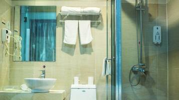 Douche, articles de toilette gratuits, sèche-cheveux, chaussons