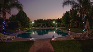 Piscina all'aperto, ombrelloni da piscina, lettini