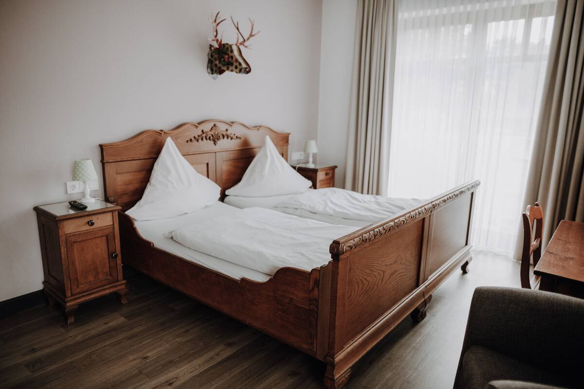 Bộ đồ giường cao cấp, két bảo mật tại phòng, bàn, màn/rèm cản sáng