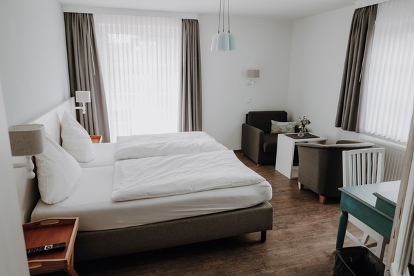 Hochwertige Bettwaren, Zimmersafe, individuell dekoriert