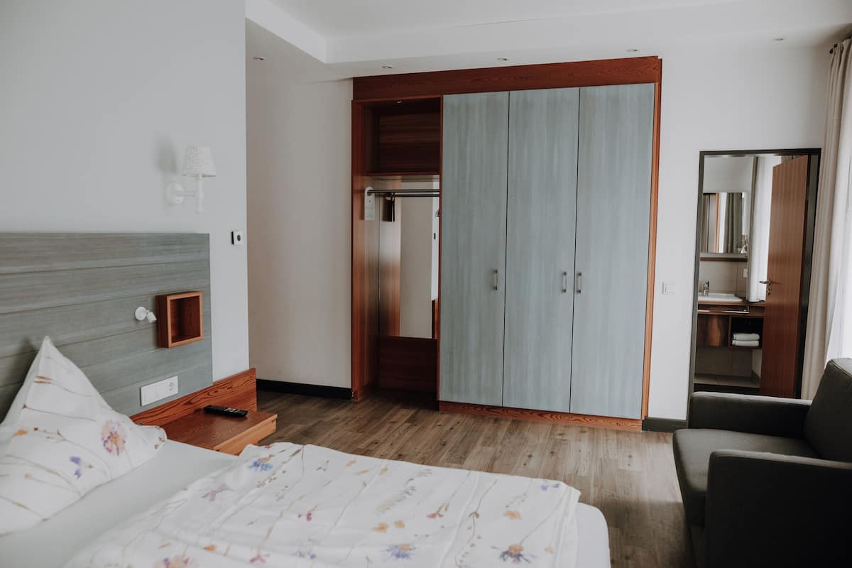 Bộ đồ giường cao cấp, két bảo mật tại phòng, bàn, màn/rèm cản sáng