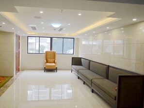 Lobby sitting area - GreenTree Inn Nantong BaiDian Town XiuShuiYuan Express Hotel (Nantong)