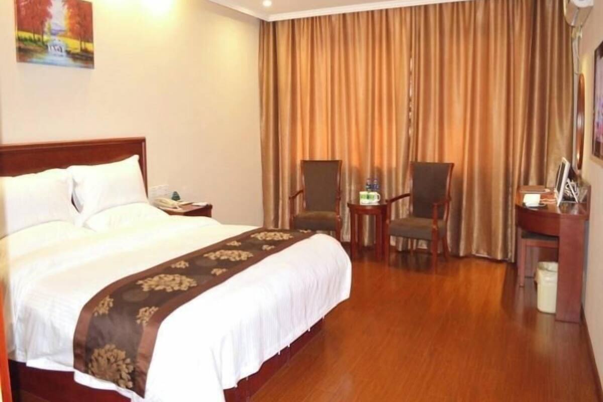 In-room safe, free WiFi, bed sheets