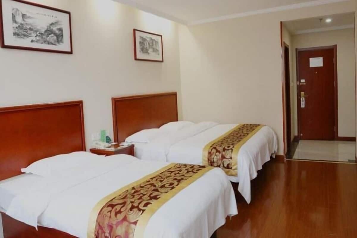 In-room safe, free WiFi, bed sheets