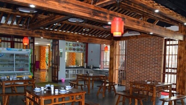 Un restaurante con muebles de madera y paredes de ladrillo.