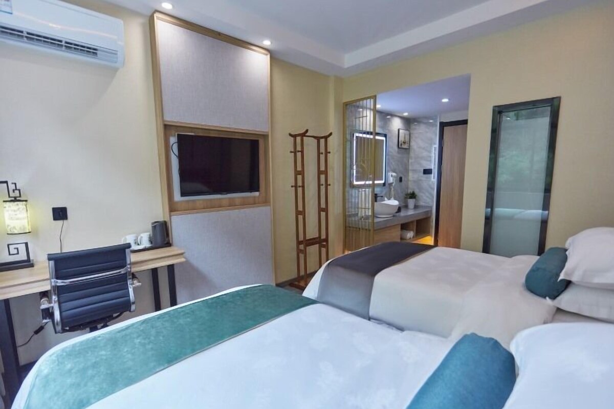 Escritorio, wifi gratis, ropa de cama