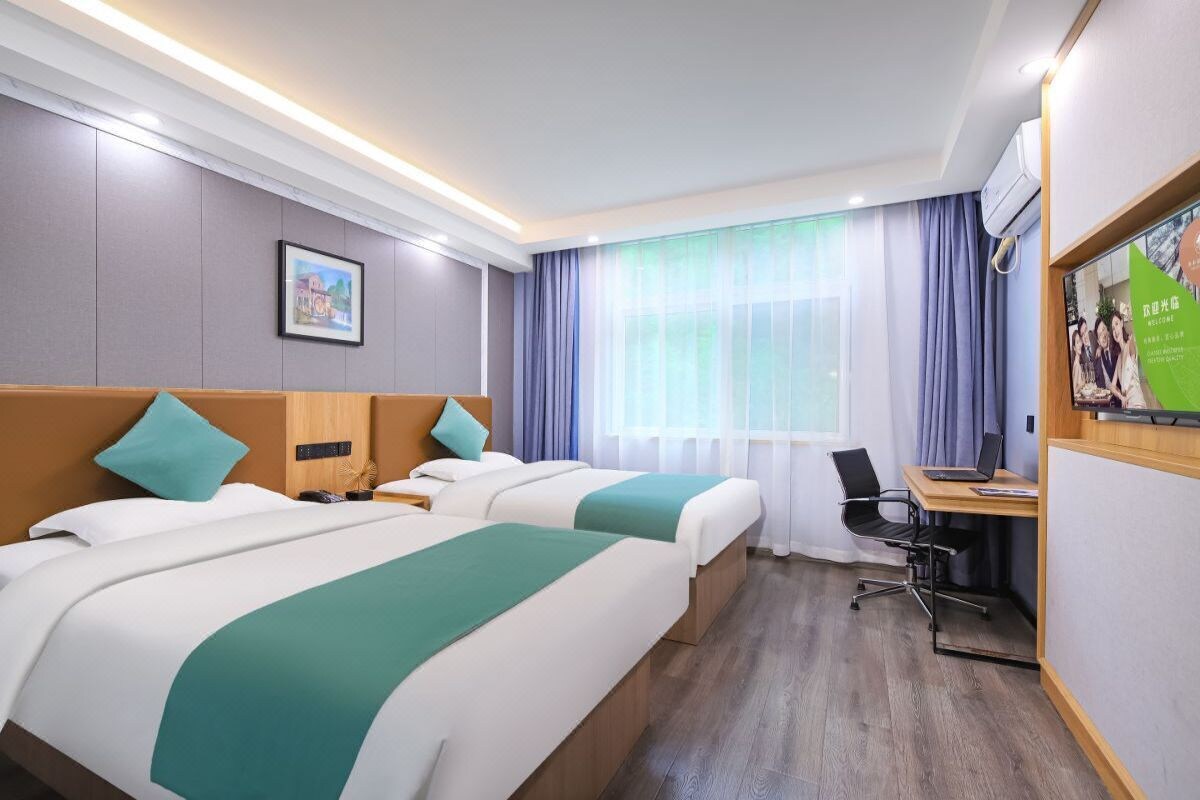 Escritorio, wifi gratis, ropa de cama
