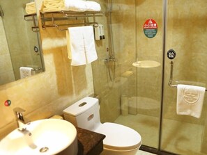 Douche, articles de toilette gratuits, serviettes fournies
