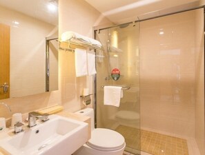 Twin Room | Bilik Mandi | Pancuran mandi, kelengkapan dandanan diri percuma, tuala disediakan 