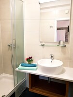 Ducha, secador de pelo, toallas