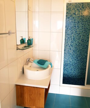 Dusche, Haartrockner, Handtücher