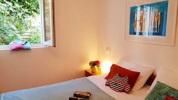 LÀgenhet - 1 sovrum - bottenvÄning | 1 sovrum, skrivbord, strykjÀrn/strykbrÀda och gratis barnsÀngar