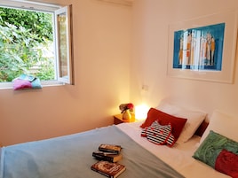 Appartamento, 1 camera da letto, al piano terra | 1 camera, una scrivania, ferro/asse da stiro