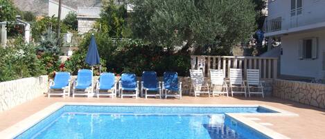 Kauden mukainen ulkouima-allas