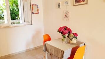 Apartment, 1 Schlafzimmer, Erdgeschoss | Wohnzimmer