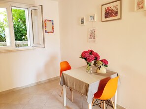 Apartment, 1 Schlafzimmer, Erdgeschoss | Wohnzimmer | Flachbildfernseher