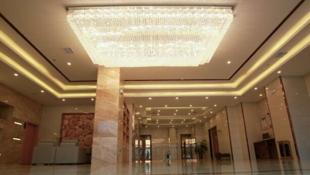 A spacious lobby with a large chandelier, marble columns, and a polished floor. - GreenTree Inn Hefei Feixi County South Jinzhai Road Jinyun International Hotel (Hefei)