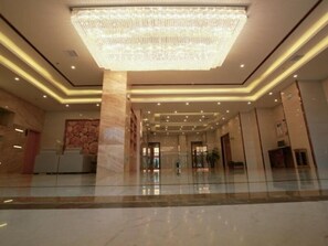 A spacious lobby with a large chandelier, marble columns, and a polished floor. - GreenTree Inn Hefei Feixi County South Jinzhai Road Jinyun International Hotel (Hefei)