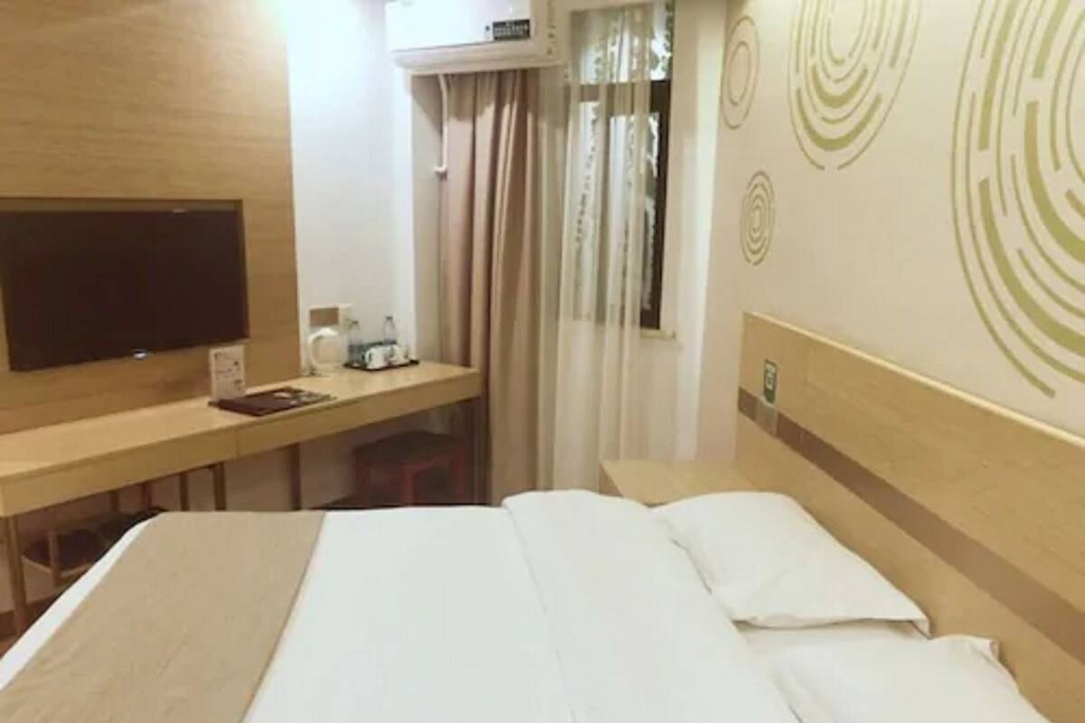 Double Room | In-room safe, free WiFi, bed sheets