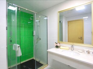 Dusche, kostenlose Toilettenartikel, Handtücher