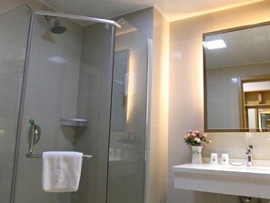 Twin kamer | Badkamer | Een douche, gratis toiletartikelen, handdoeken