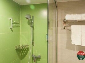 Business-værelse med 2 enkeltsenge | Badeværelse | Bruser, gratis toiletartikler, håndklæder