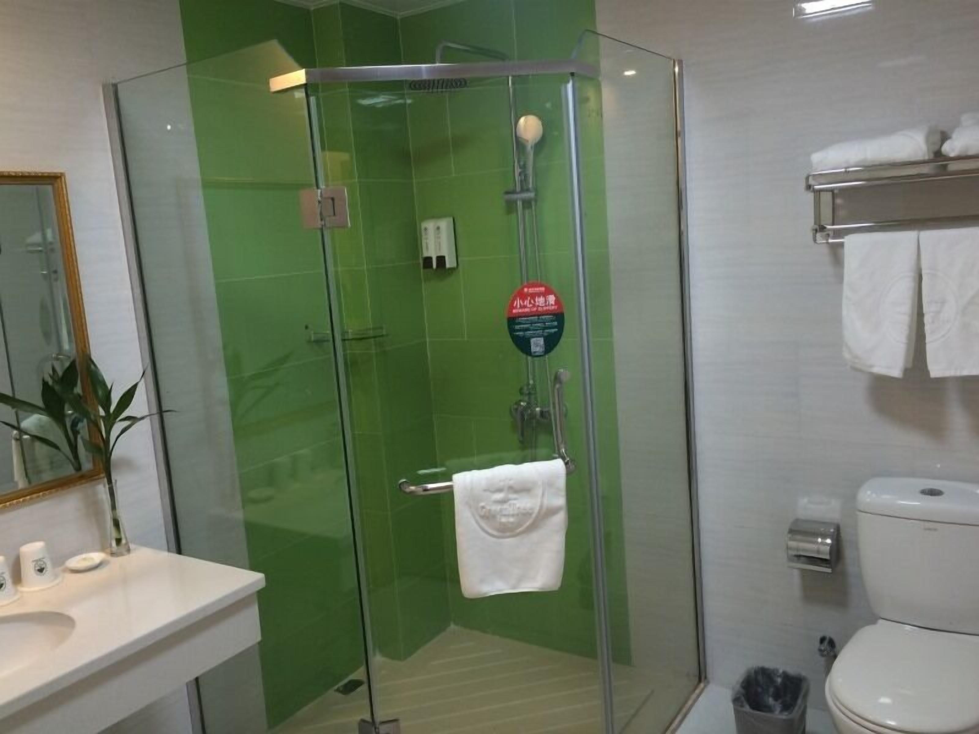 Shower, free toiletries, towels