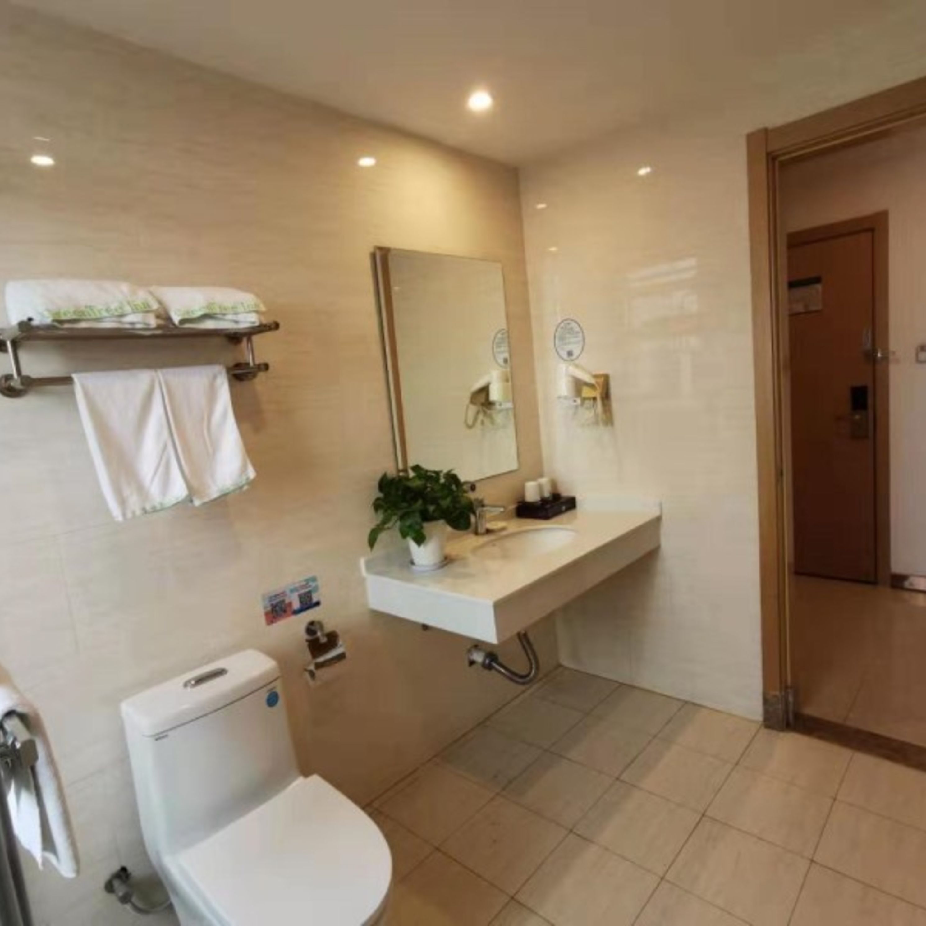 Deluxe Double Room, Non Smoking | Bathroom | Shower, free toiletries, hair dryer, slippers