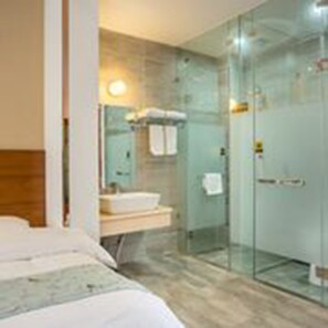 Zimmer | Badezimmer | Dusche, kostenlose Toilettenartikel, Handtücher