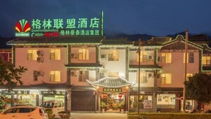 Ein Hotel mit traditioneller Architektur, mehreren Etagen und einer gut beleuchteten Fassade.