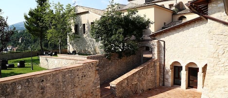 Vista frontal de la propiedad