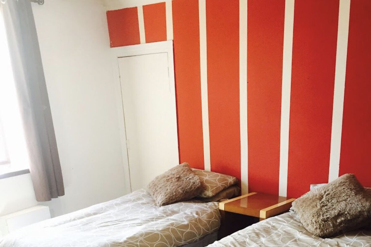 Standard Twin Room, Harbour View | Iron/ironing board, free WiFi