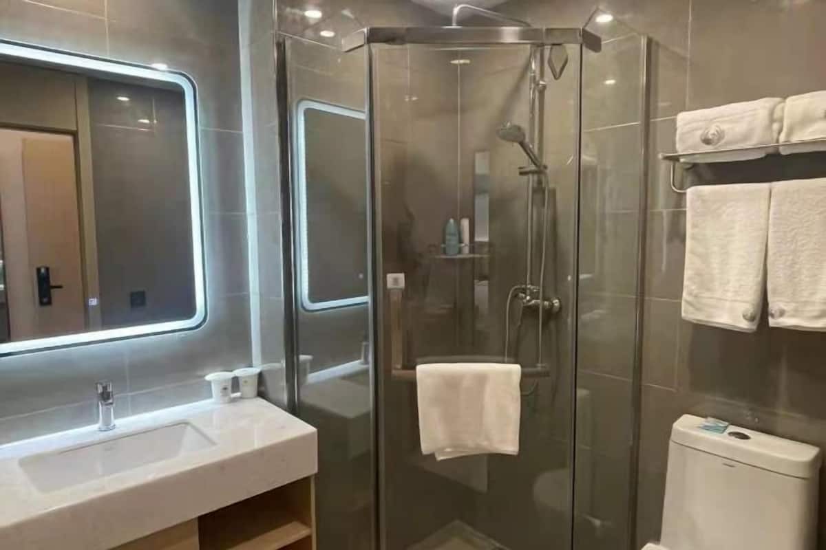 Bathroom | Shower, free toiletries, towels