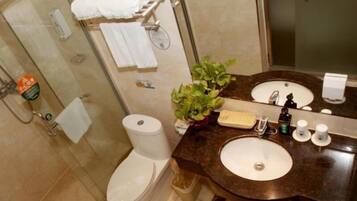Shower, free toiletries, towels