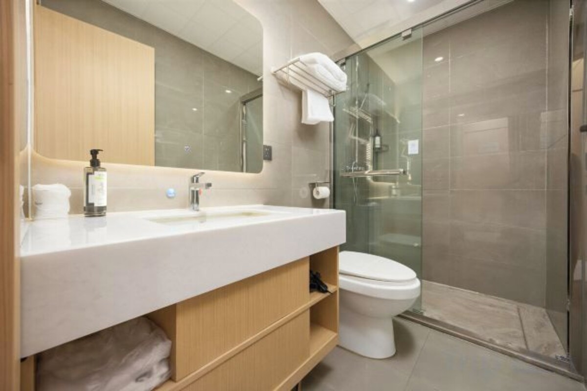 Shower, free toiletries, towels