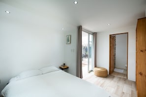 ダブルルーム クイーンベッド 1 台 | WiFi (無料)