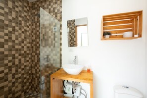 Basic Quadruple Room | Bathroom | Shower, towels - Bamboo Boutique Hotel (Jacó)
