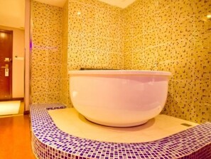 Shower, free toiletries, towels