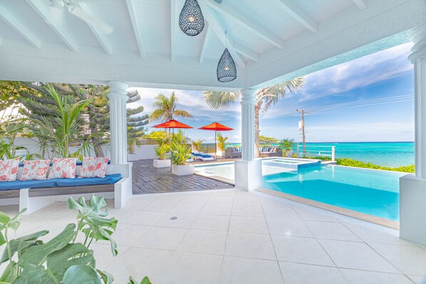 Outdoor pool, pool umbrellas, sun loungers - Villa North Winds Orange Hill (Nassau)
