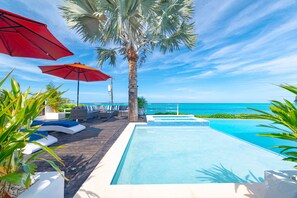 Outdoor pool, pool umbrellas, sun loungers - Villa North Winds Orange Hill (Nassau)