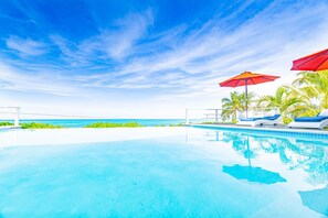 Kolam renang outdoor, dengan payung kolam renang dan kursi berjemur