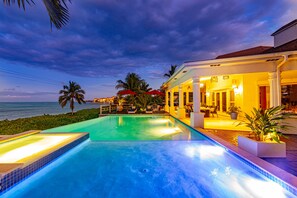 Outdoor pool, pool umbrellas, pool loungers - Villa North Winds Orange Hill (Nassau)