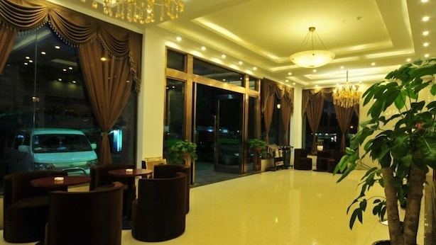 A spacious lobby with a polished floor, large windows with curtains, and a chandelier. - GreenTree Inn Kunming Chenggong University City HSR Station Shilin Street Express Hotel (Kunming)