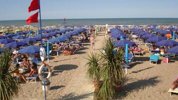 In Strandnähe, weißer Sandstrand